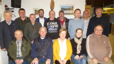 Den Geehrten gratulierten Ehrenamtsbeauftragter Herbert Rudolph, 2.Bürgermeister Julian Kraus und FC-Chef Andreas Malzer (stehend 1., 4. und 7. von links)  (Bild: Siegfried Bock)