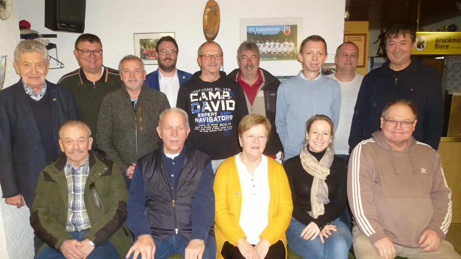 Den Geehrten gratulierten Ehrenamtsbeauftragter Herbert Rudolph, 2.Bürgermeister Julian Kraus und FC-Chef Andreas Malzer (stehend 1., 4. und 7. von links)  (Bild: Siegfried Bock)