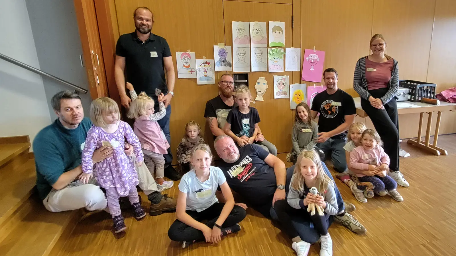 Fünf Papas und neun Kinder bastelten und malten beim KEB-Workshop „Papa ich mal dich und du malst mich“ in Etzenricht. Rechts Kunstpädagogin Regina Ernst. Im Hintergrund nur einige der entstandenen Kunstwerke. (Bild: Eva Bräuer)