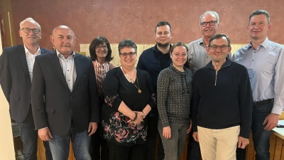 Bürgermeister Bernhard Lindner, HKA-Vorstand Georg Götz, Hahnbachs 3. Bürgermeisterin und FU-Vorsitzende Evi Höllerer, Heidi Donhauser (VdK), Marcus Keller (FW), Sonja Huber (Kneippverein), Hans Winkler (MGV), Erhard Ströhl (OGV) und Dominik Sachsenhauser, designierter Bürgermeister Hahnbachs.(v. li. n. re.). (Bild: Marianne Moosburger )