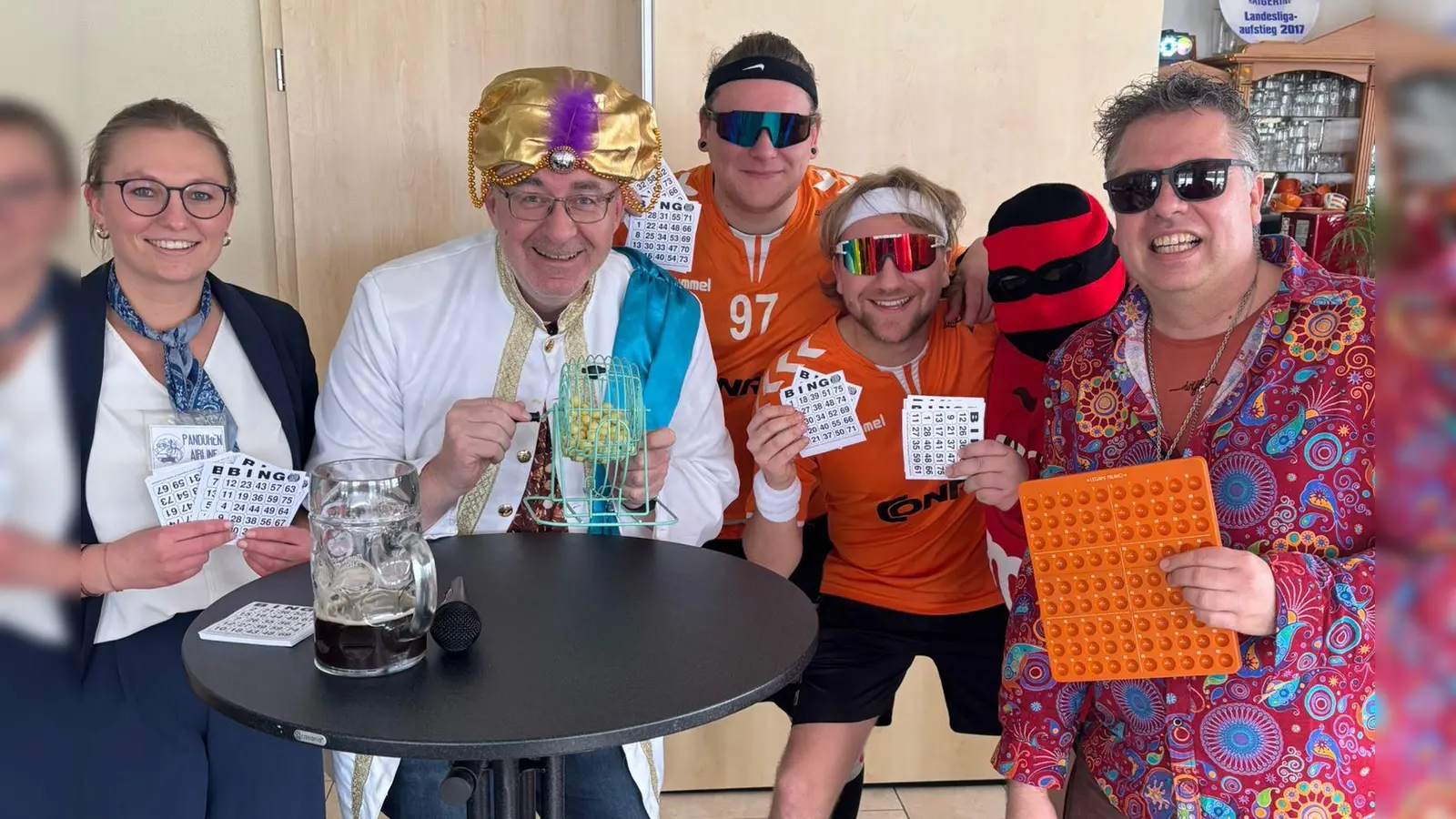 Die Vorstandschaft D´Racheringer Panduren mit Ramona Nübler, Thomas Graml, Stefan Gilch und Stefan Kammermeier freuten sich gemeinsam mit Bingo-Vinz (3. von rechts) und DJ Luci (4. von rechts) über die gelungene Premiere des Faschings-Bingo-Frühschoppens. (Bild: Oliver Zweck)