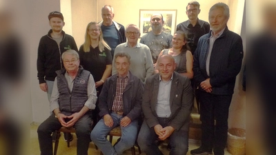 Langjährige Mitglieder sind wertvolles Kapital für die Siedlerfreunde. Bürgermeister Gerhard List (sitzend rechts), Arthur Weber vom Bezirk (stehend rechts), Vorsitzende Alexandra Kurz und ihr Vize Adrian Zimmermann (stehend links) danken ihnen.<br> (Bild: Johann Müller)