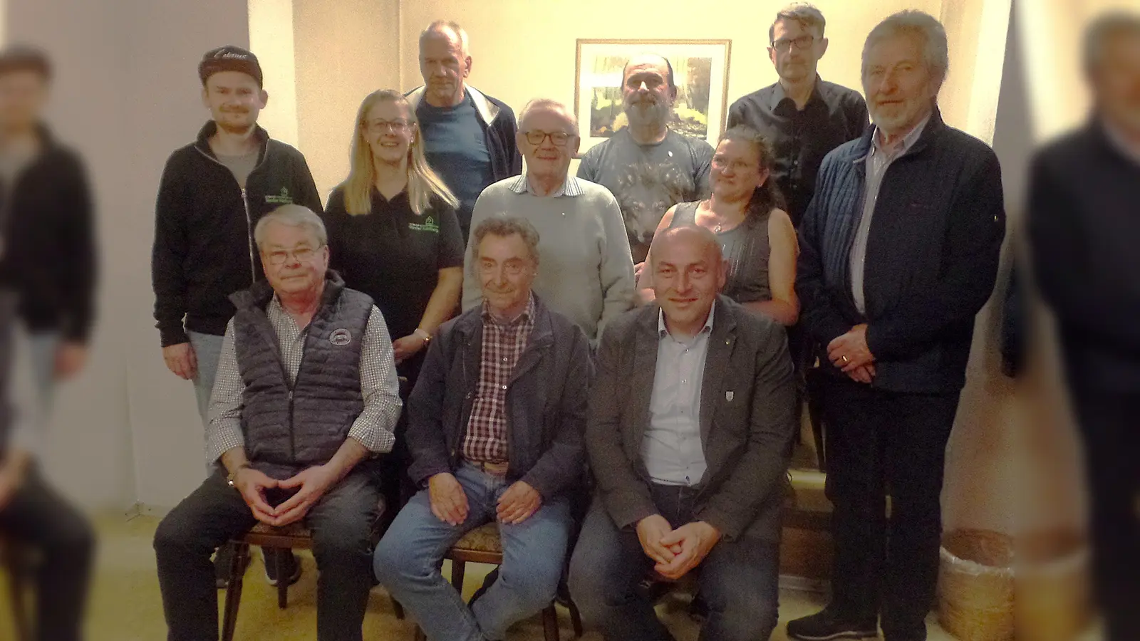 Langjährige Mitglieder sind wertvolles Kapital für die Siedlerfreunde. Bürgermeister Gerhard List (sitzend rechts), Arthur Weber vom Bezirk (stehend rechts), Vorsitzende Alexandra Kurz und ihr Vize Adrian Zimmermann (stehend links) danken ihnen.<br> (Bild: Johann Müller)