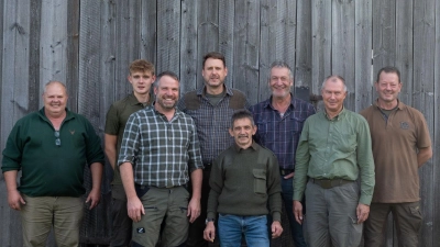Martin Götz (links) gratulierte im Namen der BJV-Kreisgruppe Vohenstrauß den Teilnehmern des diesjährigen Sachkundelehrgangs für die Fallenjagd. (Bild: Christin Thumann)