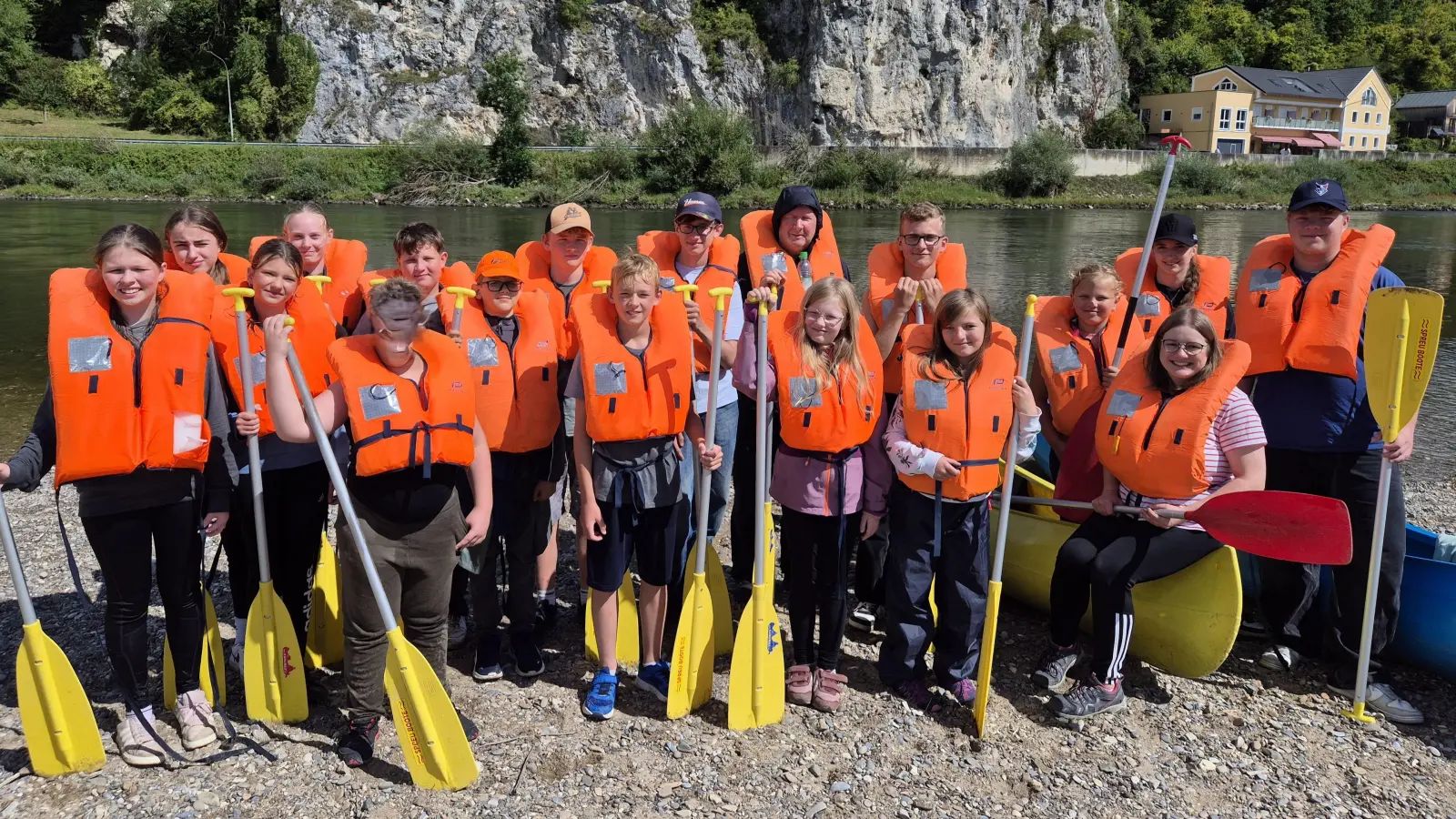 Nach vier Stunden Kanufahrt in Weltenburg angekommen, durfte ein Gruppenfoto vor der Felsenkulisse und der Donau nicht fehlen.  (Bild: Birgit Sailer)