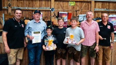 Von links nach rechts: Geschäftsführer Tom Kreuzer, Martin Lang, die Gebrüder Rieder (rechts Moritz Rieder), Franz Witt, Günther Liebs.<br><br> (Bild: Hannes Stock)
