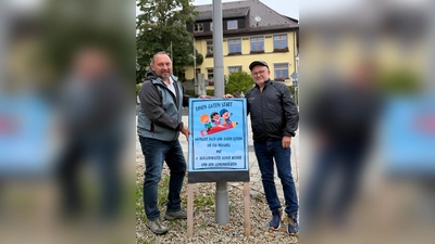 auf dem Bild sind der Kandidat für das Bürgermeisteramt und zurzeit zweiter Bürgermeister Oliver Becher, daneben der Ortvorsitzende der CSU Johannes Koller mit dem Plakat zum Schulbeginn vor dem Rathaus in Neusorg  (Bild: Alexander Hörl)