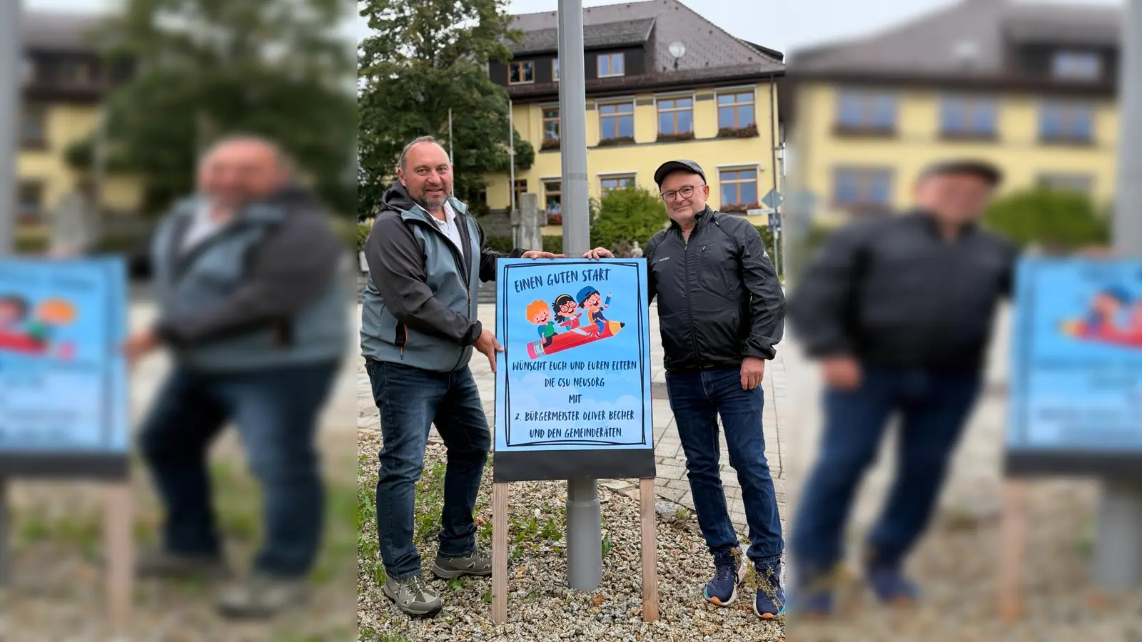 auf dem Bild sind der Kandidat für das Bürgermeisteramt und zurzeit zweiter Bürgermeister Oliver Becher, daneben der Ortvorsitzende der CSU Johannes Koller mit dem Plakat zum Schulbeginn vor dem Rathaus in Neusorg  (Bild: Alexander Hörl)