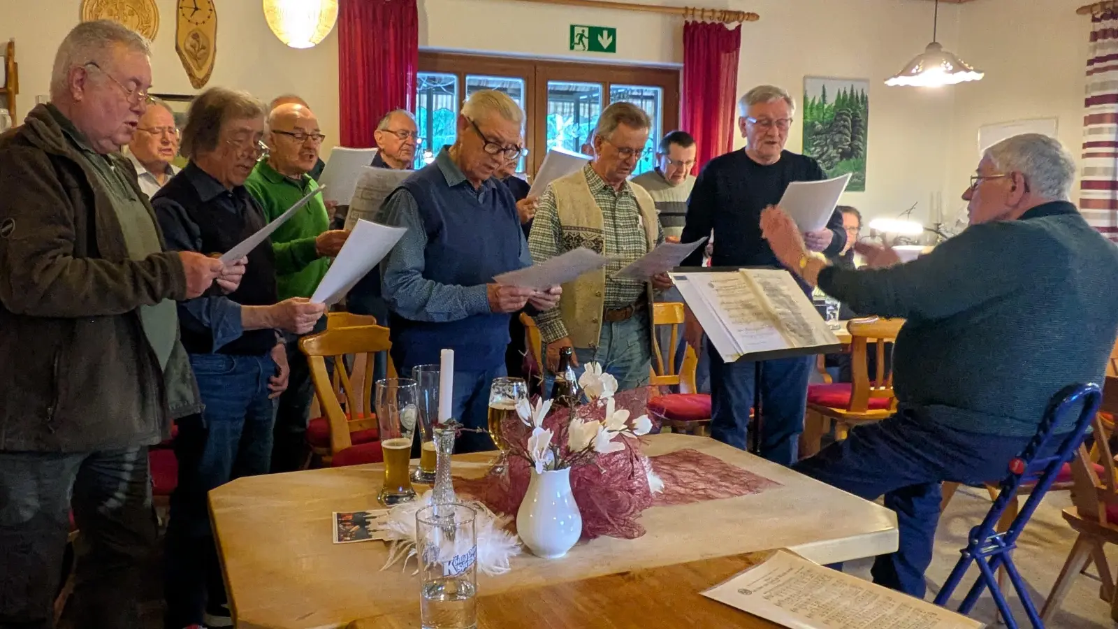 Der Männergesangverein Tirschenreuth unter Leitung von Horst Schultes (rechts) eröffnete das Jahrestreffen der Sängergruppe Wiesau im Tirschenreuther OWV-Heim mit mehreren Musikstücken.  (Bild: Paul Zrenner)