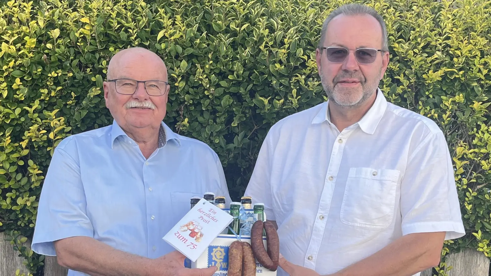 Stammtisch Vorsitzender Armin Kraus (re) überreicht Jubilar Hans-Jürgen Reitzenstein (li) ein echtes Stammtischpräsent. (Bild: Karin Kraus)