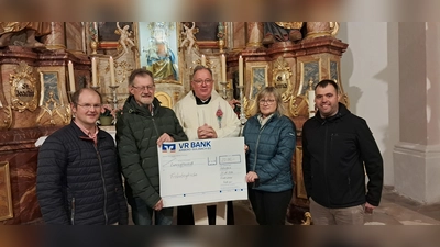 Spendenübergabe: im Bild von links: Organist Wolfgang Rau, Kirchenpfleger Richard Götz, Pfarrer Michael Birner, Kassier Förderverein Brigitta Heidlinger, 2. Vorstand Förderverein Markus Rauch (Bild: Heidlinger Brigitta (hbrigitta@t-online.de))