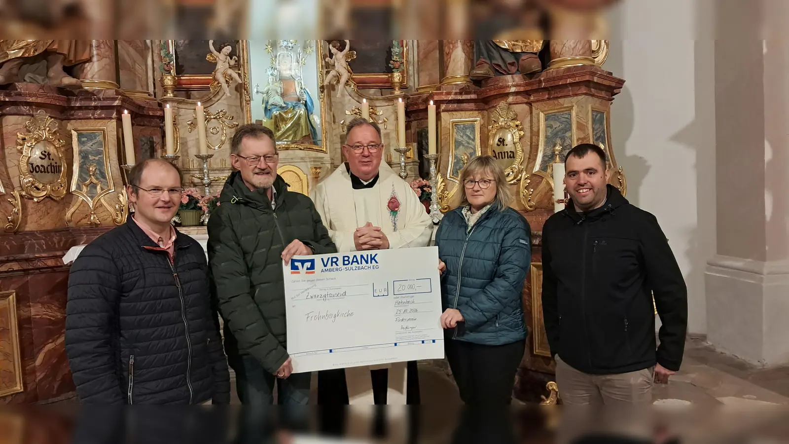 Spendenübergabe: im Bild von links: Organist Wolfgang Rau, Kirchenpfleger Richard Götz, Pfarrer Michael Birner, Kassier Förderverein Brigitta Heidlinger, 2. Vorstand Förderverein Markus Rauch (Bild: Heidlinger Brigitta (hbrigitta@t-online.de))