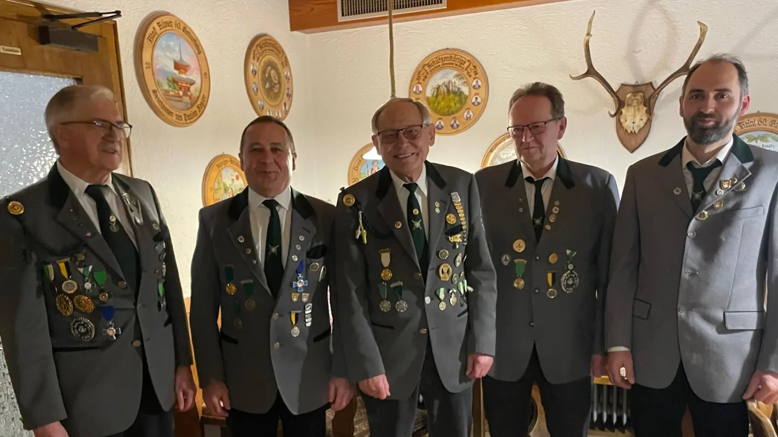 Von links Ehrenschützenmeister Johann Zimmermann, 1. Schützenmeister Hans Roth, Jubilar Klaus Reiter, Schießleiter Georg Appel, 2. Schützenmeister Michael Loos. (Bild: Pauline Regler)