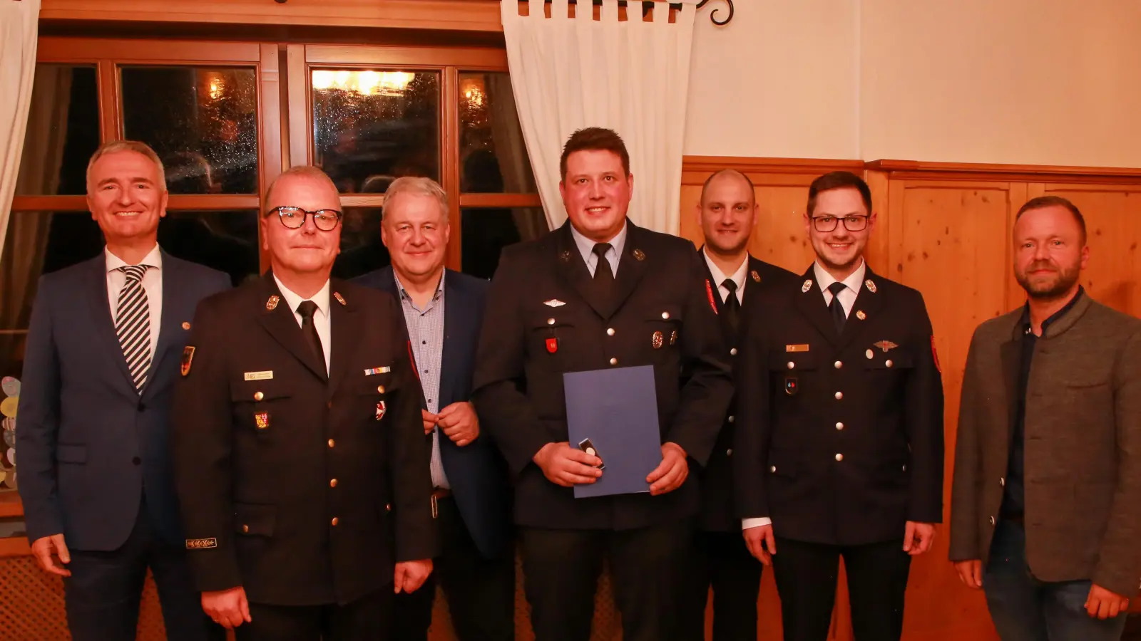 Dominik Raith (4.v.r.) wurde mit der Ehrennadel in Silber der Jugendfeuerwehr Bayern geehrt. Niklas Obermeier (2.v.r.) ist neuer Kreisjugendwart. (Bild: Florian Schlegel)