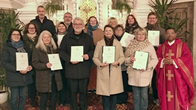 Stadtpfarrer P. Georg Parampilthadathil mit Kirchenmusiker und Chorleiter Tobias Weber und den Chormitgliedern des Pfreimder Kirchenchors. (Bild: Tobias Weber)