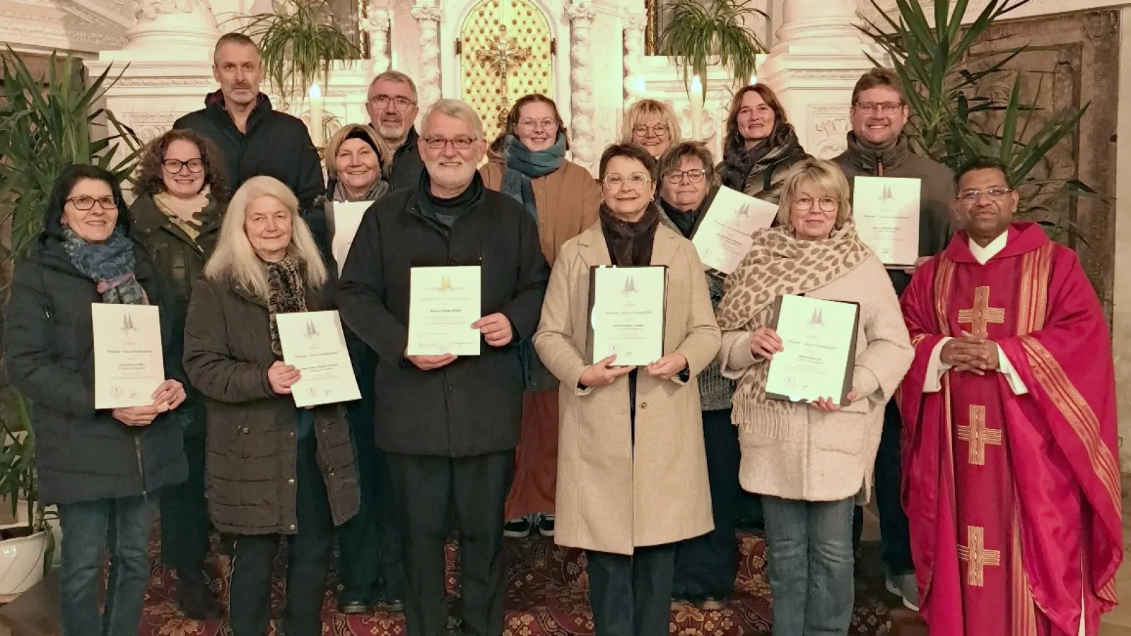 Stadtpfarrer P. Georg Parampilthadathil mit Kirchenmusiker und Chorleiter Tobias Weber und den Chormitgliedern des Pfreimder Kirchenchors. (Bild: Tobias Weber)