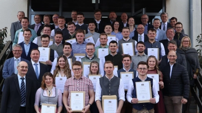 Die Absolventen der landwirtschaftlichen Fachschule in Weiden präsentieren stolz ihre Abschlussurkunden. (Bild: Marie Bauer)