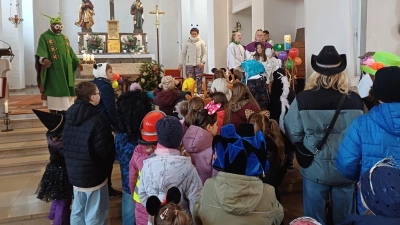 Pfarrvikar Christian (links) und die Gottesdienstbesucher beendeten die Messe in Schwarzenfeld mit einem Faschingstanz. (Bild: Margot Stürzer)