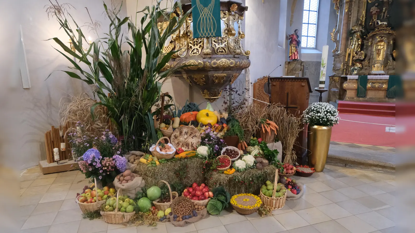 Zwei mit reichen Früchten, Gemüse, Obst und Blumen geschmückte Erntedankaltäre entstanden durch die Dorfgemeinschaft aus Kalmreuth in der evangelischen Kirche St. Jophannes Baptista. (Bild: Fred Lehner)