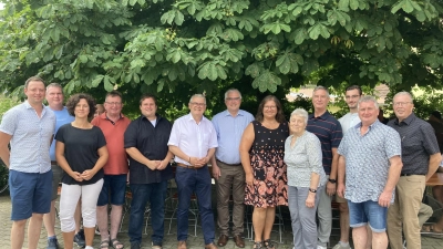 Neugewählte Vorstandschaft der Freien Wählergemeinschaft Pfreimd, 8. v.l. Bürgermeister Richard Tischler, links daneben Landtagsabgeordneter Martin Scharf und Vorsitzender Florian Reger (Bild: Josefine Duscher)