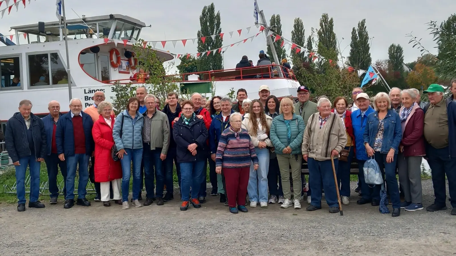 Ein Programmpunkt der Weinfahrt nach Franken war für die Oldtimerfreunde Amberg-Schäflohe die Mainschleifenrundfahrt mit der MS Udine. (Bild: Helga Kamm)