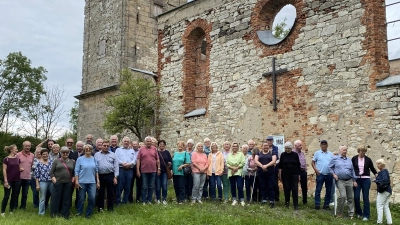 Die Teilnehmer und Teilnehmerinnen an der Rundfahrt durch den Truppenübungsplatz Grafenwöhr der CSU-Senioren-Union Kaolinpott besichtigten u.a. auch die Kirchenruine Hopfenohe, das Symbol für die abgesiedelten Orte innerhalb des Übungsplatzes. (Bild: Elfi Bayer)