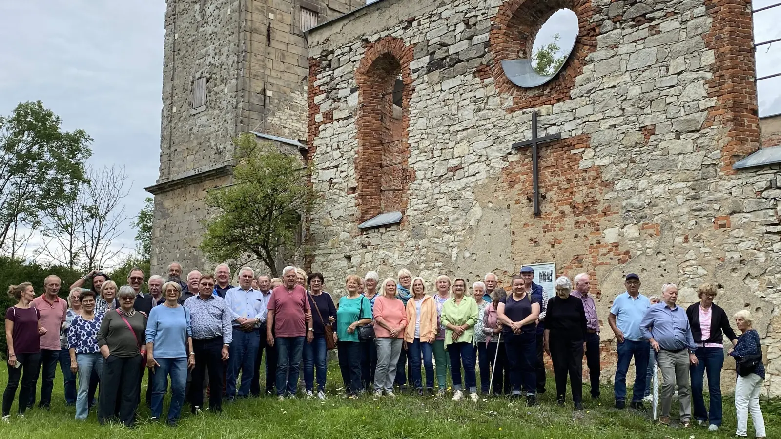Die Teilnehmer und Teilnehmerinnen an der Rundfahrt durch den Truppenübungsplatz Grafenwöhr der CSU-Senioren-Union Kaolinpott besichtigten u.a. auch die Kirchenruine Hopfenohe, das Symbol für die abgesiedelten Orte innerhalb des Übungsplatzes. (Bild: Elfi Bayer)