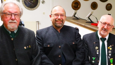 Die neuen Schatzmeister der SG Amberg 1890 (von links) 2. Schatzmeister Norbert Schmidt, 1. Schatzmeister Christian Amberger sowie der scheidende Kassierer Rudolf Pittroff (rechts). (Bild: ion)