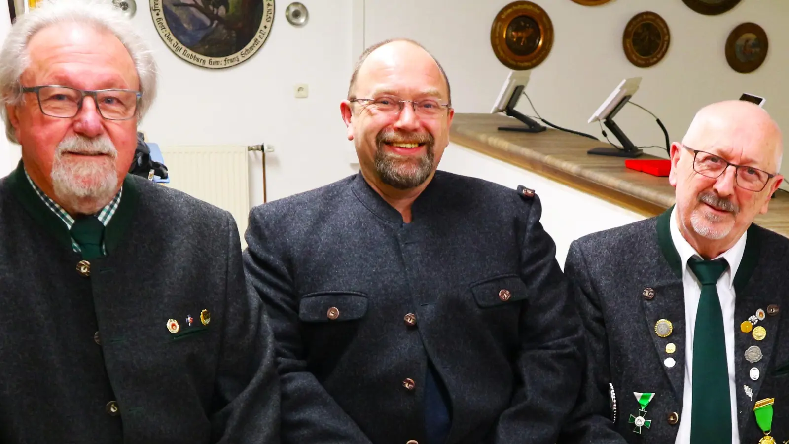 Die neuen Schatzmeister der SG Amberg 1890 (von links) 2. Schatzmeister Norbert Schmidt, 1. Schatzmeister Christian Amberger sowie der scheidende Kassierer Rudolf Pittroff (rechts). (Bild: ion)