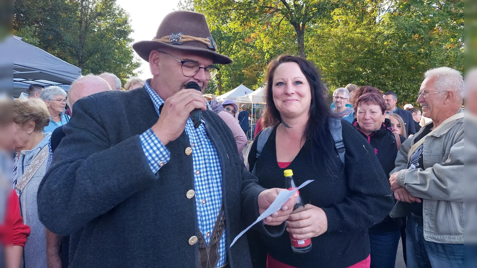 Die 1.Gewinnerin Kristin Kasch mit Kartoffelfest-Moderator Klaus Meyer bei der Preisverleihung (Bild: Brigitte Meyer)