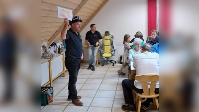 Christbaumversteigerung bei der FFW Illschwang. (Bild: Daniel Dehling)