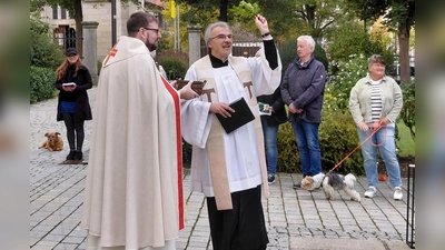 Pfarrer Martin Besold und Pfarrpraktikant Alexandre Mantion segneten Tiere im Kirchenpark. (Bild: Josef Götzl)