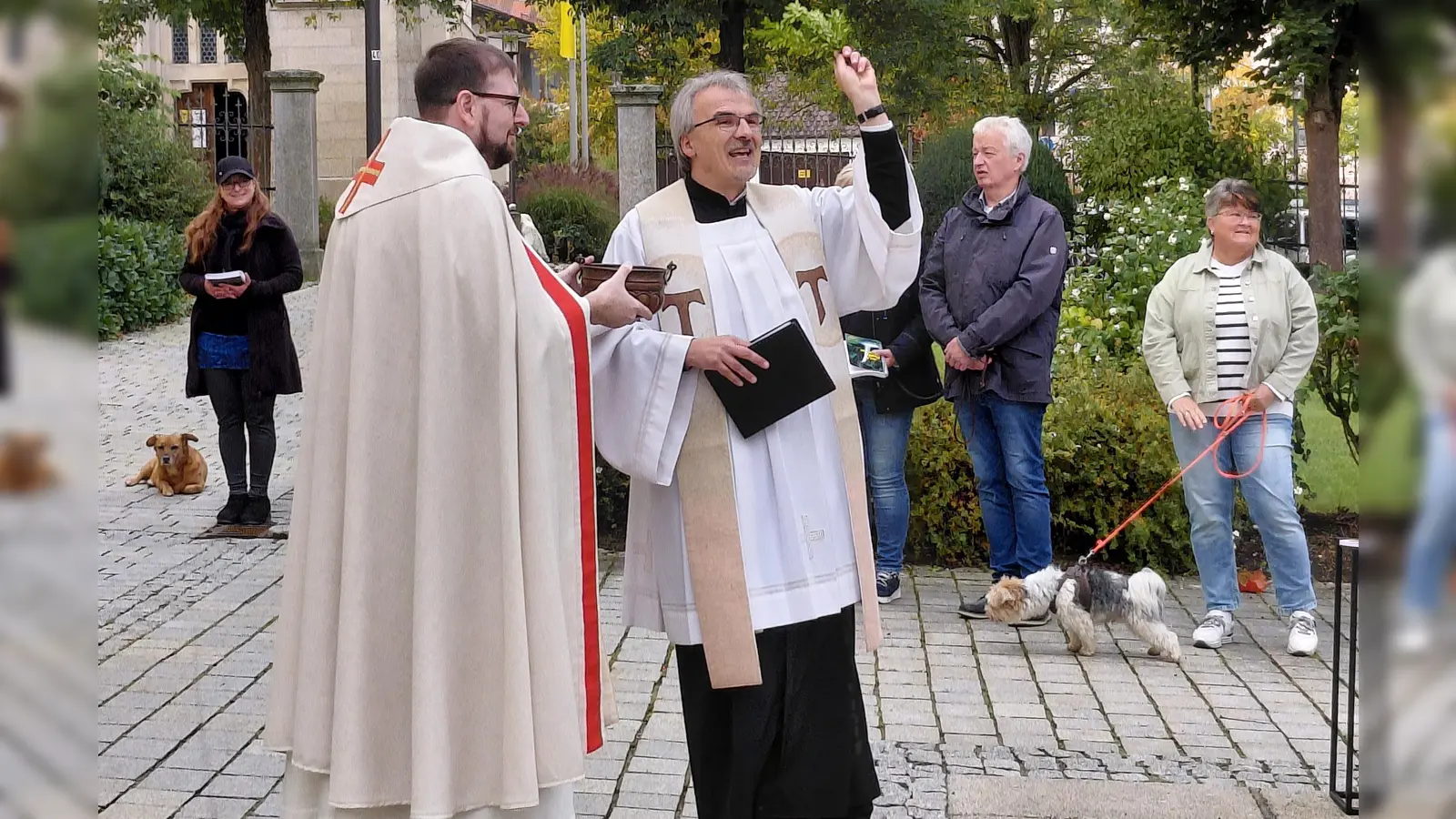 Pfarrer Martin Besold und Pfarrpraktikant Alexandre Mantion segneten Tiere im Kirchenpark. (Bild: Josef Götzl)