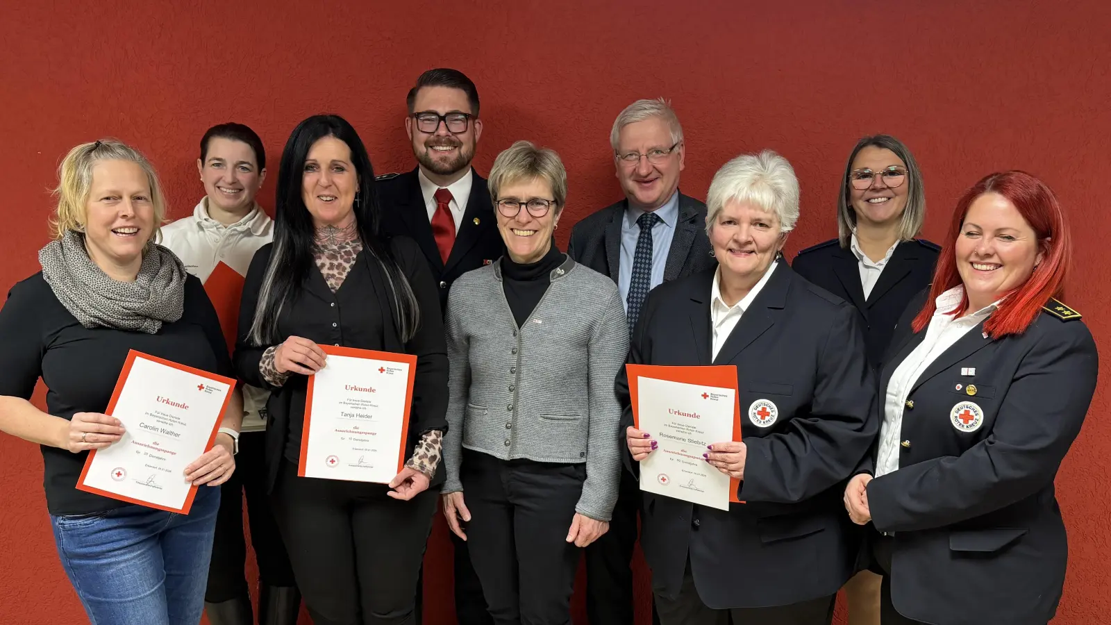 Carolin Walther, Irina Weiß, Tanja Heider, BRK-Bereitschaftsleiter Sven Lehner, BRK-Kreisvorsitzende Marion Höcht, Erster Bürgermeister Johannes Reger, Rosemarie Stiebitz, Christina Schade und BRK-Kreisvorsitzende (von links). (Bild: Michael Schade)