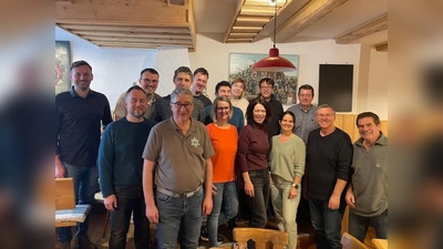 Die Vorstandschaft von li: Florian Gietl, Marcus Hauffe (3. Vorstand) Christian Senft, Johannes Höning (1. Kassier) Andreas Bösl (1. Vorstand) Simon Lugert, Heike Angerer (2. Kassier) Fernando Soares (2. Vorstand) Inge Birner, Claudia Dietl (1. Schriftführer) Martin Bodenmeier, Hilde Groß (2. Schriftführer), Bernhard Werner, 1. Bürgermeister Reinhard Sollfrank, Peter Melchner, nicht im Bild: Christian Drews, Alfred Neumann und Sven Winkler. (Bild: Andreas Bösl)