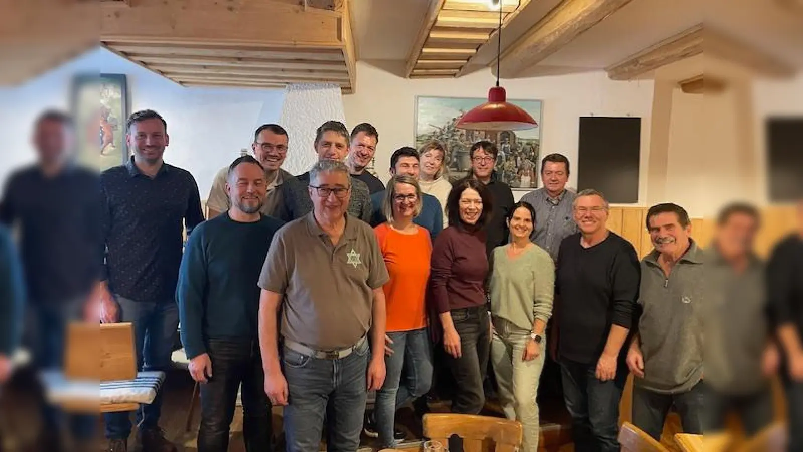 Die Vorstandschaft von li: Florian Gietl, Marcus Hauffe (3. Vorstand) Christian Senft, Johannes Höning (1. Kassier) Andreas Bösl (1. Vorstand) Simon Lugert, Heike Angerer (2. Kassier) Fernando Soares (2. Vorstand) Inge Birner, Claudia Dietl (1. Schriftführer) Martin Bodenmeier, Hilde Groß (2. Schriftführer), Bernhard Werner, 1. Bürgermeister Reinhard Sollfrank, Peter Melchner, nicht im Bild: Christian Drews, Alfred Neumann und Sven Winkler. (Bild: Andreas Bösl)