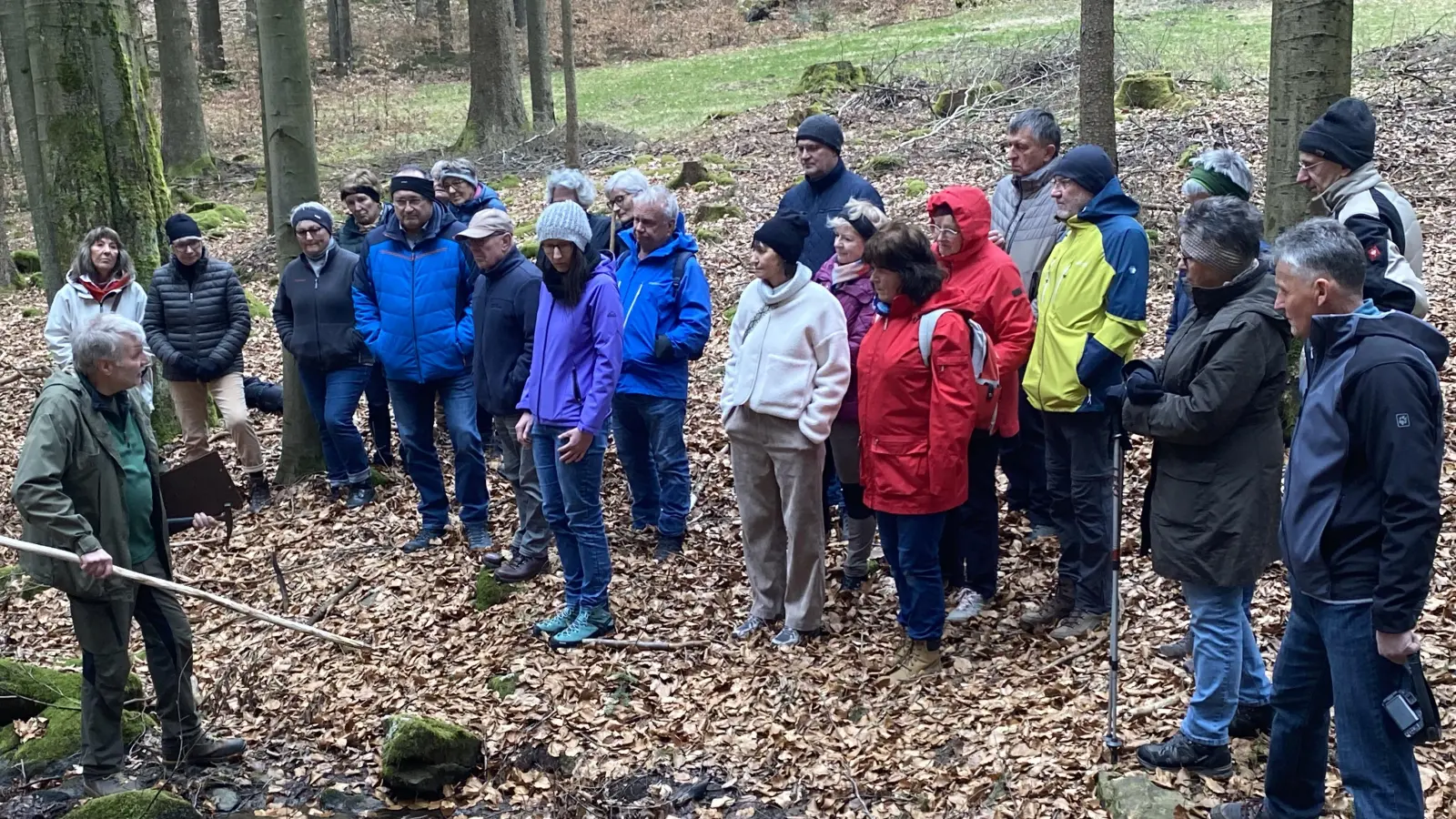 Diplombiologe Lothar Kroll (links) referiert vor Ort über die Besonderheiten der Fließgewässer. (Bild: Josef Glas )