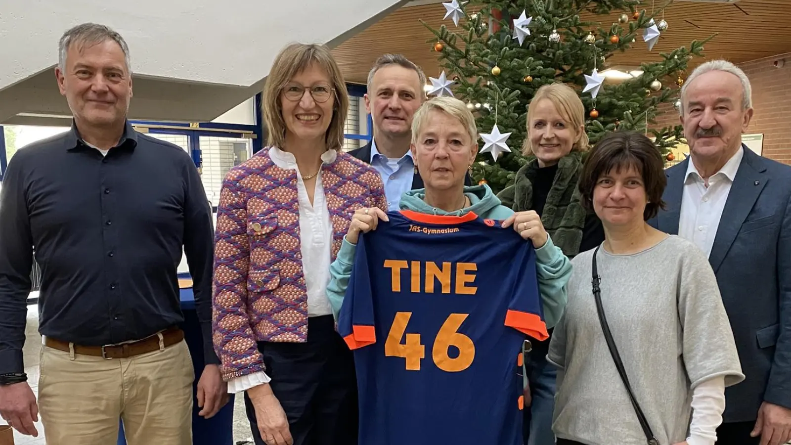 Was könnte für die fußballbegeisterte Tine Fiala (Mitte) zum Abschied besser passen als ein Trikot - überreicht von (v.l.) Schulleiter Christian Schwab, Johanna Baumann (Förderverein), Hubert Pamler, Martina Lampier, Regina Schottenheim (alle drei Elternbeirat) und dem ehemaligen Schulleiter Franz-Xaver Huber. (Bild: Raphael Haubelt)