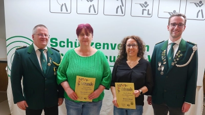 Die Schützenmeister Wolfgang Schlicht (links) und Adrian Käs (rechts), beglückwünschen Petra Janker-Kraus und Yvonne Greger (von links) für ihre 40-jährige Mitgliedschaft im Schützenverein Frauenreuth. (Bild: Bernhard Schultes)