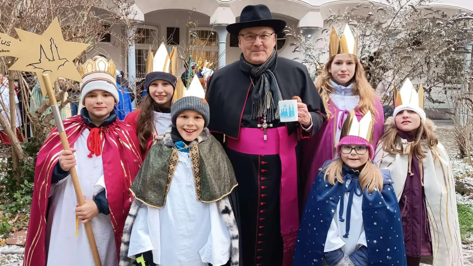 Gruppenfoto nach der Aussendungsandacht mit Bischof Rudolf (Bild: Stefan Diesenbacher)