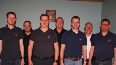 Das neu gewählte Führungstrio der Feuerwehr der Stadt Schnaittenbach, vorne von links Marti Röbl (zweiter Stellvertreter), Lucas Reindl (Kommandant), Michael Hottner (erster Stellvertreter) und der bisherige Kommandant Michael Werner, hinten v. l. Kreisbrandinspektor Michael Iberer, Kreisbrandrat Christof Strobl und Bürgermeister Marcus Eichenmüller.  (Bild: Ulrich Reindl)