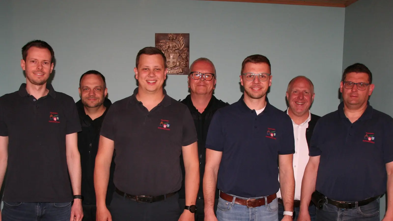 Das neu gewählte Führungstrio der Feuerwehr der Stadt Schnaittenbach, vorne von links Marti Röbl (zweiter Stellvertreter), Lucas Reindl (Kommandant), Michael Hottner (erster Stellvertreter) und der bisherige Kommandant Michael Werner, hinten v. l. Kreisbrandinspektor Michael Iberer, Kreisbrandrat Christof Strobl und Bürgermeister Marcus Eichenmüller.  (Bild: Ulrich Reindl)