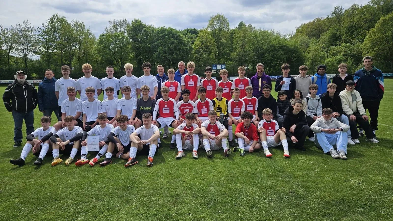 Die Mannschaften Jungen II nach der Landkreismeisterschaft auf dem Sportgelände des SV Loderhof von links: 1. Walter-Höllerer-Realschule, 2. Krötensee-Mittelschule und 3. HCA-Gymnasium mit (hinten, von links) Platzwart George Anderson (SV Loderhof), Studienrat Martin Süssner (Walter-Höllerer-RS), Fußball-Obmann Alexander Merkl, Schiedsrichter Reinhard Wiesmeth, Studienrat Christian Biersack (Krötensee-MS) und Studienrat Willi Frank (HCA). (Bild: Karl Heinz Grollmisch )
