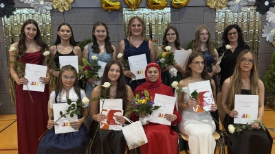 Die elf Schülerinnen mit einem Notendurchschnitt unter 1,50 mit Schulleiterin Susanne Genser (Bild: Monika Blendl)