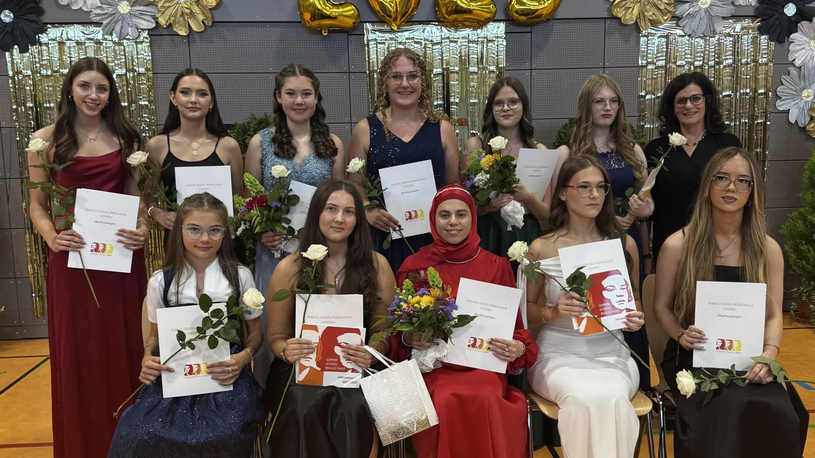 Die elf Schülerinnen mit einem Notendurchschnitt unter 1,50 mit Schulleiterin Susanne Genser (Bild: Monika Blendl)