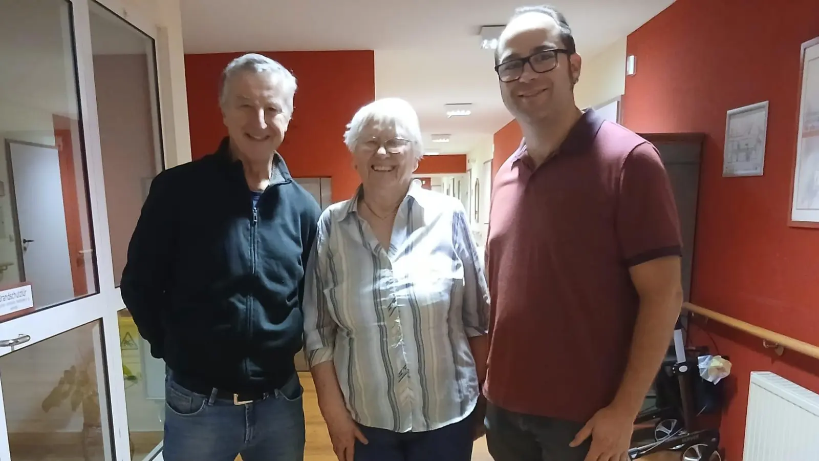 SPD-Fraktionssprecher und Bürgermeisterkandidat Michael Gradl (rechts) und Vorstandsmitglied Wolfgang Schmidt gratulieren Ursula Rähr zu ihrem 85. Geburtstag (Bild: Waltraud Lobenhofer)