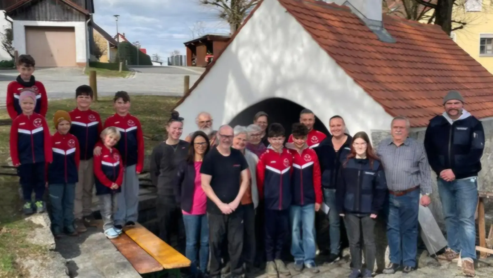  Das Backofentaem spendete 800 Euro für den Nachwuchs des SV und die Jugend der Feuerwehr.  (Bild: Susanne Kern)