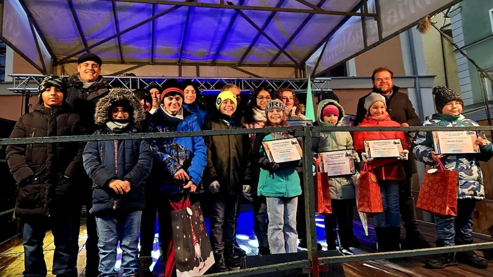 Stolz nehmen die jungen Künstlerinnen und Künstler ihre Auszeichnungen entgegen. (Bild: Margit Boch)