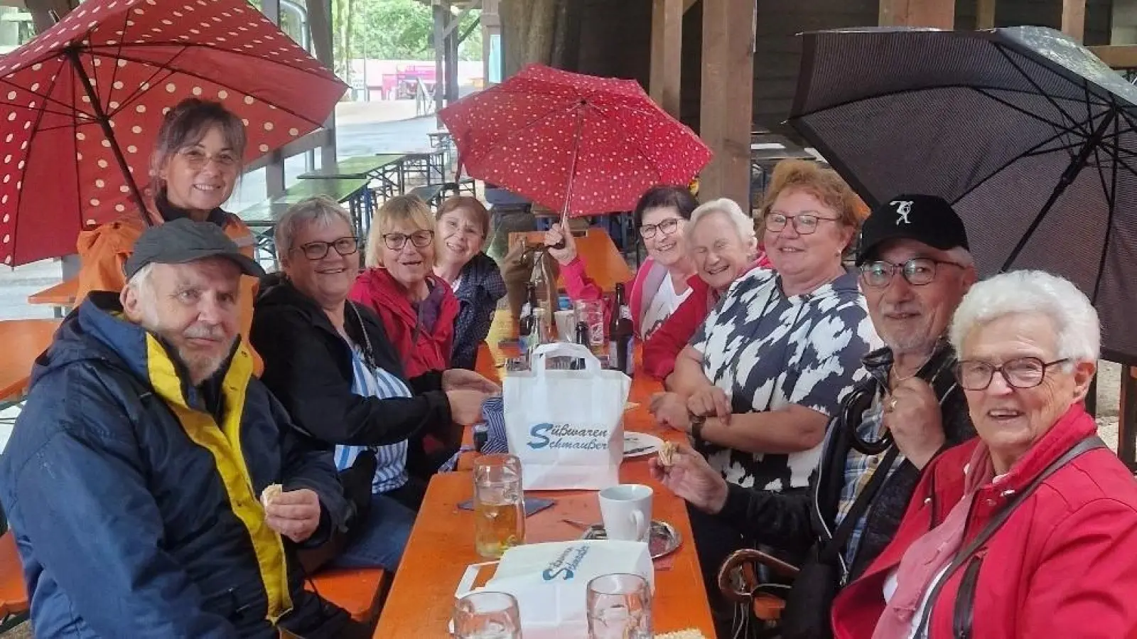 der harte Kern des Nordic Walking Treffs im überdachten Bereich des Annaberfests; (stehend 2. von links) Ingrid Koch (Bild: Norbert Weis)