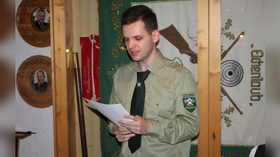 Stellvertretend für den verhinderten Schützenmeister Kay Müller hielt „Vize” Marco Schmid in der Hauptversammlung Rückschau auf das Vereinsjahr von „Eichenlaub” Pressath. (Bild: Bernhard Piegsa)